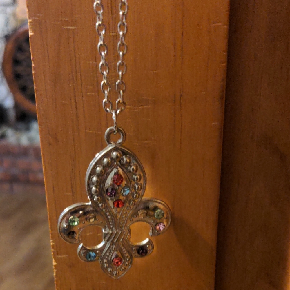 Elegant Silver Pendant Necklace Set with Multicolor Accents